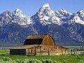 Bekannte Aussicht auf die Teton Range vom Mormon Row Historic District, Grand Teton in der Bildmitte