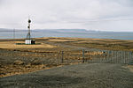 Unha vista da baía. Estrada e unha torre de radio diante.