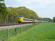 De ICM treinstellen rijden alweer ruim 25 jaar de doorgaande intercity's tussen Noord-Nederland en de Randstad. Op de foto treinstellen 4082, 4093 en 4239 onderweg van Leeuwarden en Groningen naar Schiphol. Nijkerk, 3 mei 2008