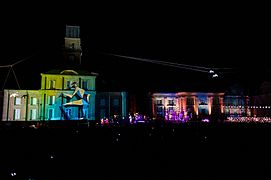 La place et un spectacle nocturne dans le cadre du Festival mondial des théâtres de marionnettes.