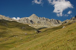 Die Seespitzhütte von Süden mit der Seespitze