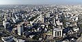 Blick nach Norden zum Siegesdenkmal, dem Pearl Bangkok Tower und dem Makkasan Interchange.