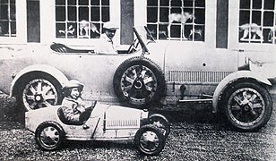 Roland et Jean et leurs Bugatti Type 52 et Bugatti Type 43, devant l'atelier d'artiste de Rembrandt Bugatti à l'usine Bugatti de Molsheim