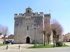 Bretèche sur arceaux protégeant la porte de l'église Notre-Dame de Courçon.