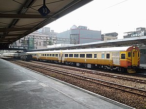 擔任基隆黃色小鴨加班車，停在樹林站的EMU100型電聯車