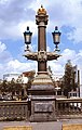 Monumentale lantaarn, een Columna rostrata met Keizerskroon op de Blauwbrug