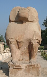 Statue colossale d'un babouin - animal sacré du dieu Thot - Règne d'Amenhotep III.