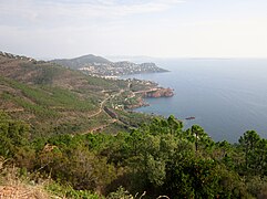 Le littoral entre le Trayas et la pointe de l'Esquillon vus depuis la route du pic d'Aurelle dans le massif de l'Estérel.