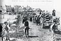 Roscoff : l'arrivée des voitures d'oignons au port vers 1920 (carte postale)