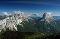 À droite le mont Aiguille, piton rocheux détaché des falaises du Vercors.