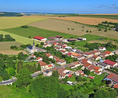 Rive droite de la Creuë avec son église rebâtie après guerre