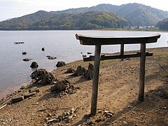 Ins Wasser führendes Torii