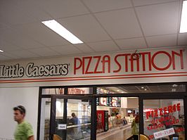 Little Caesars heeft niet alleen in Noord-Amerika vestigingen. Hier een vestiging in het centrum van Brno, Tsjechië.