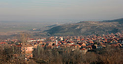 Pohled na město ze silnice vedoucí ke zdejšímu klášteru