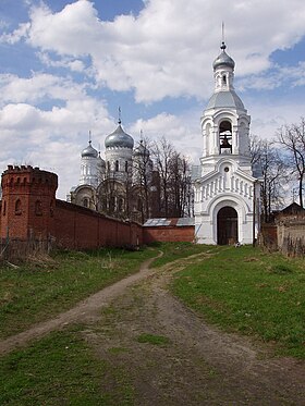 Колокольня и Соборный храм Воскресенско-Феодоровского монастыря. Фото 2005 года