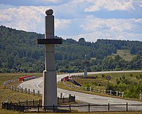 Oral - Ural'sk (Kazakistan) - obelischi di segnalazione del confine continentale. A Oral il confine è ricordato anche da un grande obelisco di marmo, vicino al ponte sul fiume Ural, sulla cui sommità poggia un globo azzurro con l'iscrizione "Europa-Asia" a forma di corona d'oro.