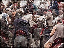 Groupe de cavaliers compactés dans une mêlée violente.