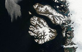 Image satellite de l'île de Disko avec la mer de Baffin à gauche, la baie de Disko en bas et le reste du Groenland à droite.