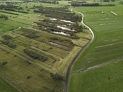 Doezumermieden met petgaten en rivier de Lauwers