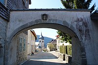 La Porte-Nord et l'église de Jougne (Doubs).