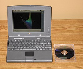 PowerBook Duo 2300c met een standaard cd-doosje, om een idee te geven van de afmetingen