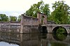 Brug met lantarens in de oprijweg naar het bastion