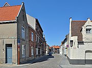 Het zuidwestelijke deel van de straat, bij het kruispunt met de Hoedenmakersstraat, Maagdendal en Noord-Gistelhof