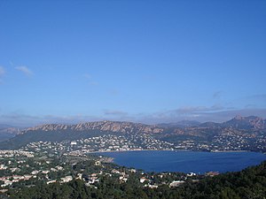 La rade et le Rastel d'Agay, avec le reste du massif de l'Esterel au loin.