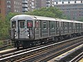 Trem do modelo R62A cruzando um trecho da IRT Broadway - Seventh Avenue Line.