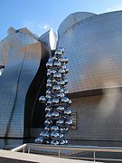 El gran árbol y el güeyu. Instalación permanente d'Anish Kapoor.