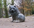 Beeld Biru (1997) van Joop Hekman in het plantsoen van Manenburg. Een afgietsel van de chowchow uit Hekmans beeldengroep De familie in Enschede.