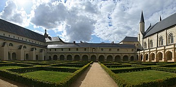 Cloître vue de l'aile est.