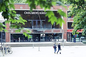 Chalmers kårhus i sommarskrud. Foto: Noelle Madsen