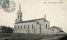 Vue d'ensemble d'une église depuis le prolongement de la nef et son chevet selon un angle de trois quarts.