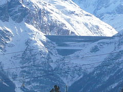 Barrage de la Grande-Dixence sous la neige. Photo prise depuis les piste de ski de Thyon 2000.