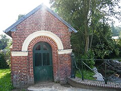 Chapelle Sainte-Véronique, bordée par la rivière la Grouche.