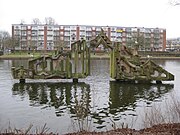 Monument voor de vrede van Heppe de Moor in de Hoekenesgracht met op de achtergrond Hoekenes