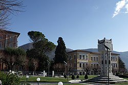 Giardinetti comunali con vista sugli edifici all'imbocco di Via Bruno Buozzi