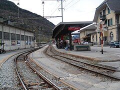 Der alte Bahnhof Visp mit den MGB-Gleisen auf dem Bahnhofplatz (2005)