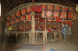 Intérieur d'un saré (Cameroun).