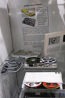 Ein Nagra SN mit Zubehör in einer Vitrine im Enter Museum