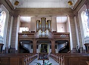 Vue intérieure de la nef vers la tribune d'orgue.