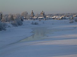 Äänisjoen yläjuoksua Kargopolin piirin Šelohovskajan kylän kohdalla