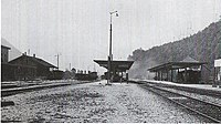 Bahnhof Ziegelbrücke zur Zeit des Dampfbetriebs kurz nach dem Bau der Zwischenperrons. Rechts aussen steht der zwischen Uznach und Glarus ein­gesetzte Benzintriebwagen CFm 2/4.