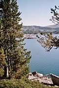 Une vue du lac des Bouillouses depuis le sentier qui le contourne.