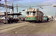 七条駅（地上駅時代。左側）と京都市電七条線（右側）（1978年9月）