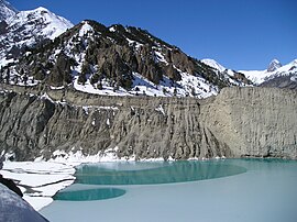 মনাঙ-এর একটি হ্রদ