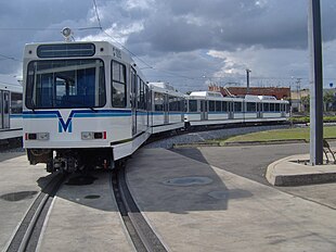 Zug des Typs Siemens SD-460 vor dem Betriebshof in Parroquia Santa Rosa (2006)