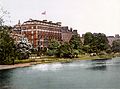 O litografie fotocromatică din jurul anului 1900 a hotelui Shelbourne din Dublin, Irlanda