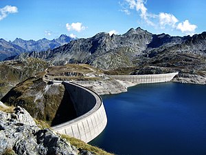 Lago del Narèt vom Wanderweg entlang des Nordufers gesehen. Blick Richtung Osten